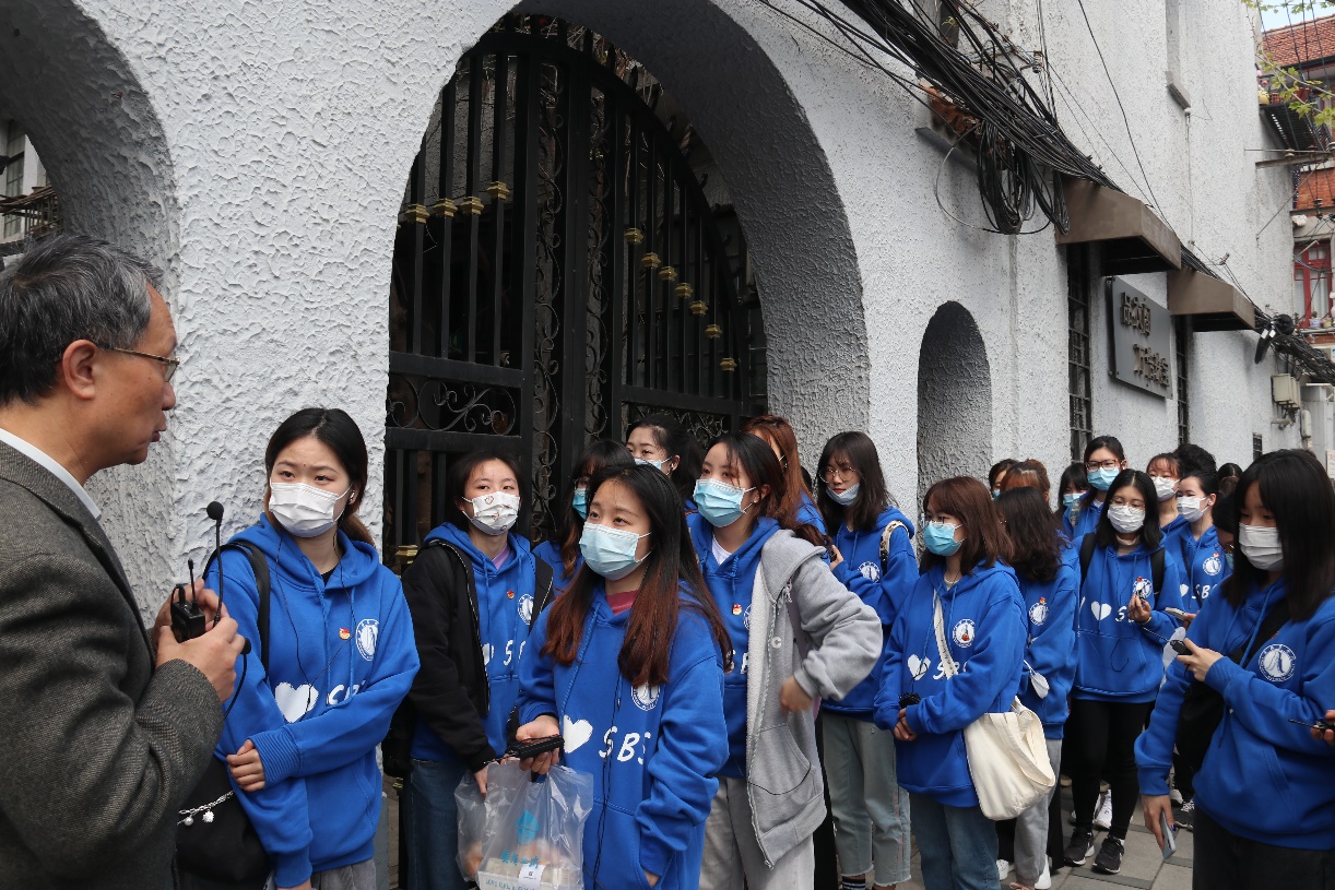 张家禾教授带领学员们用脚步丈量“多伦路街区的红色记忆”的路线图