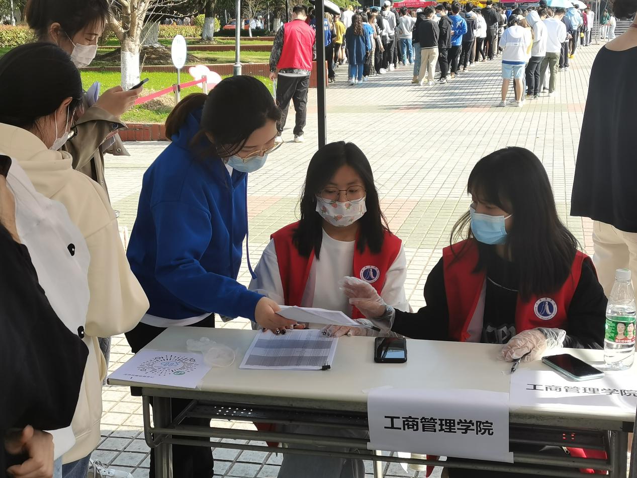 管院辅导员协助现场登记