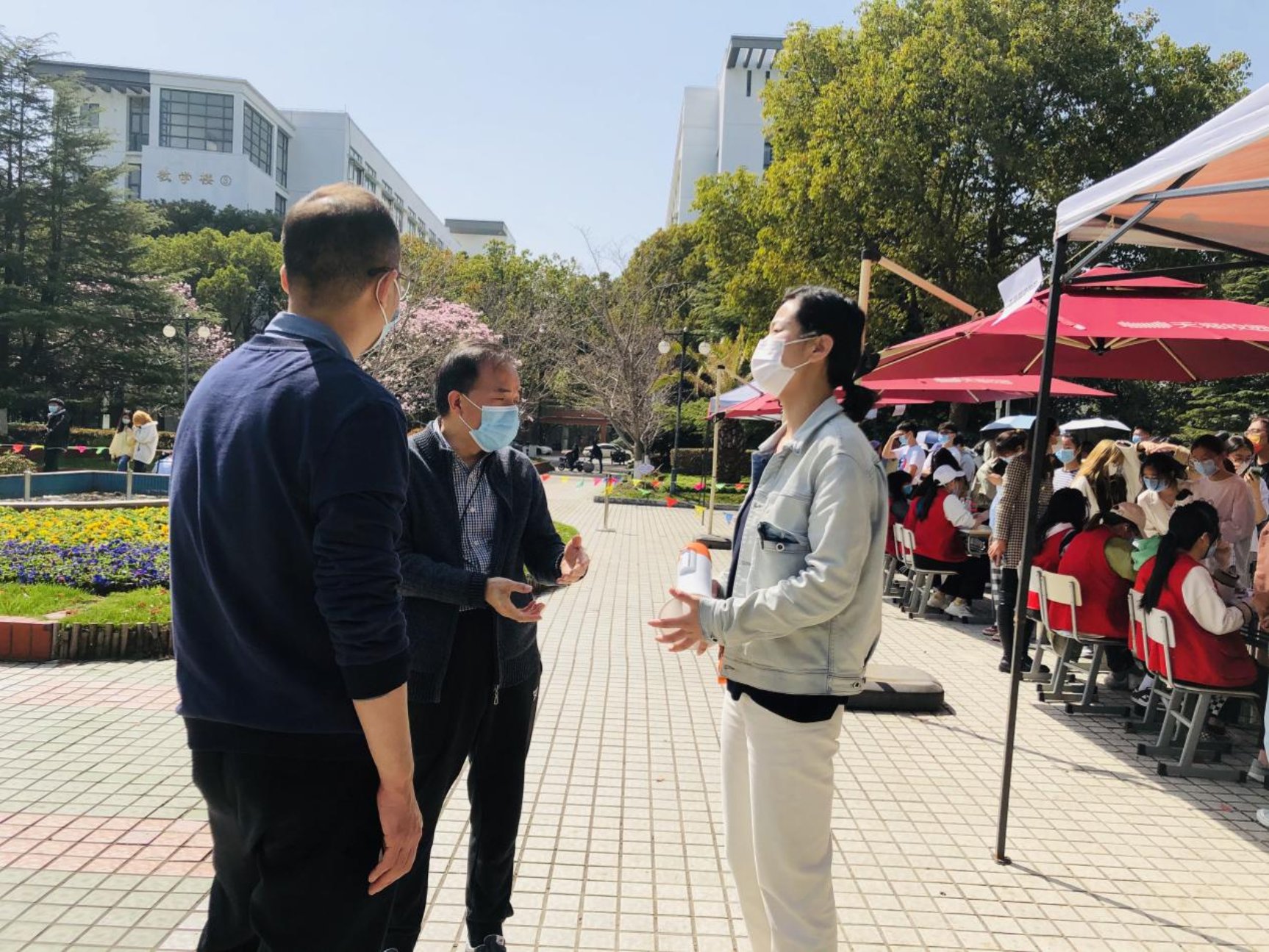 学院领导现场指导核酸检测工作