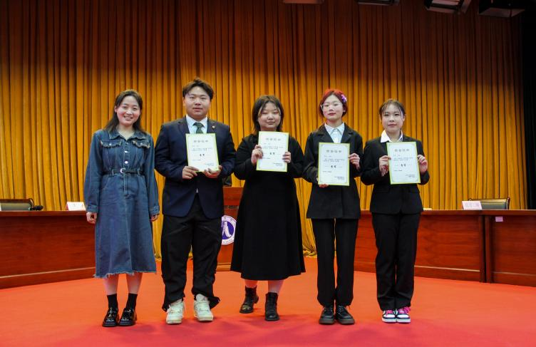 文法学院荣获季军，文法学院胡雨轩同学荣获最佳辩手