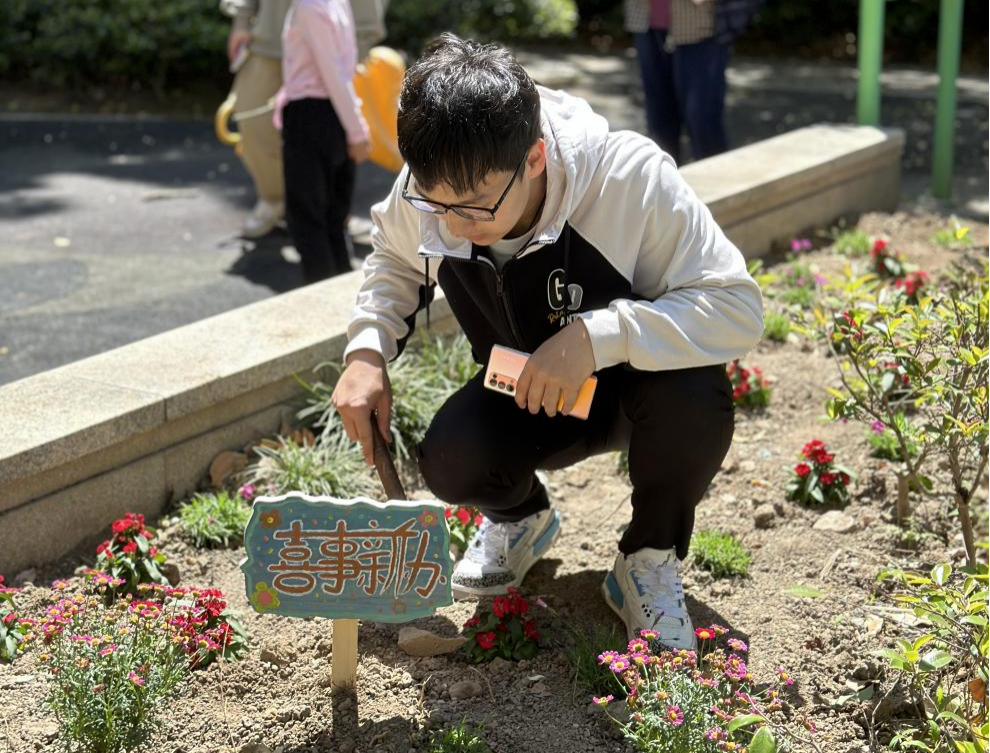 上商青年在同盛南桥花园与小区居民共同携手打造多彩社区