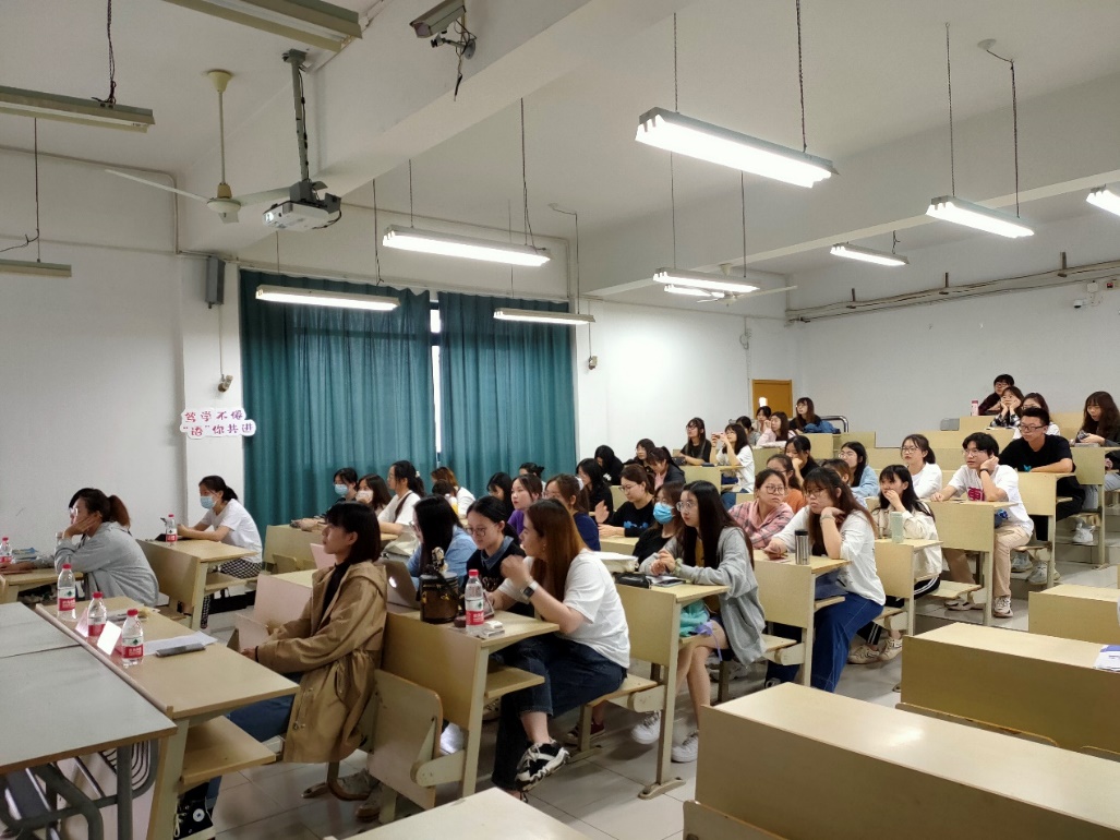 图为同学们认真聆听讲座