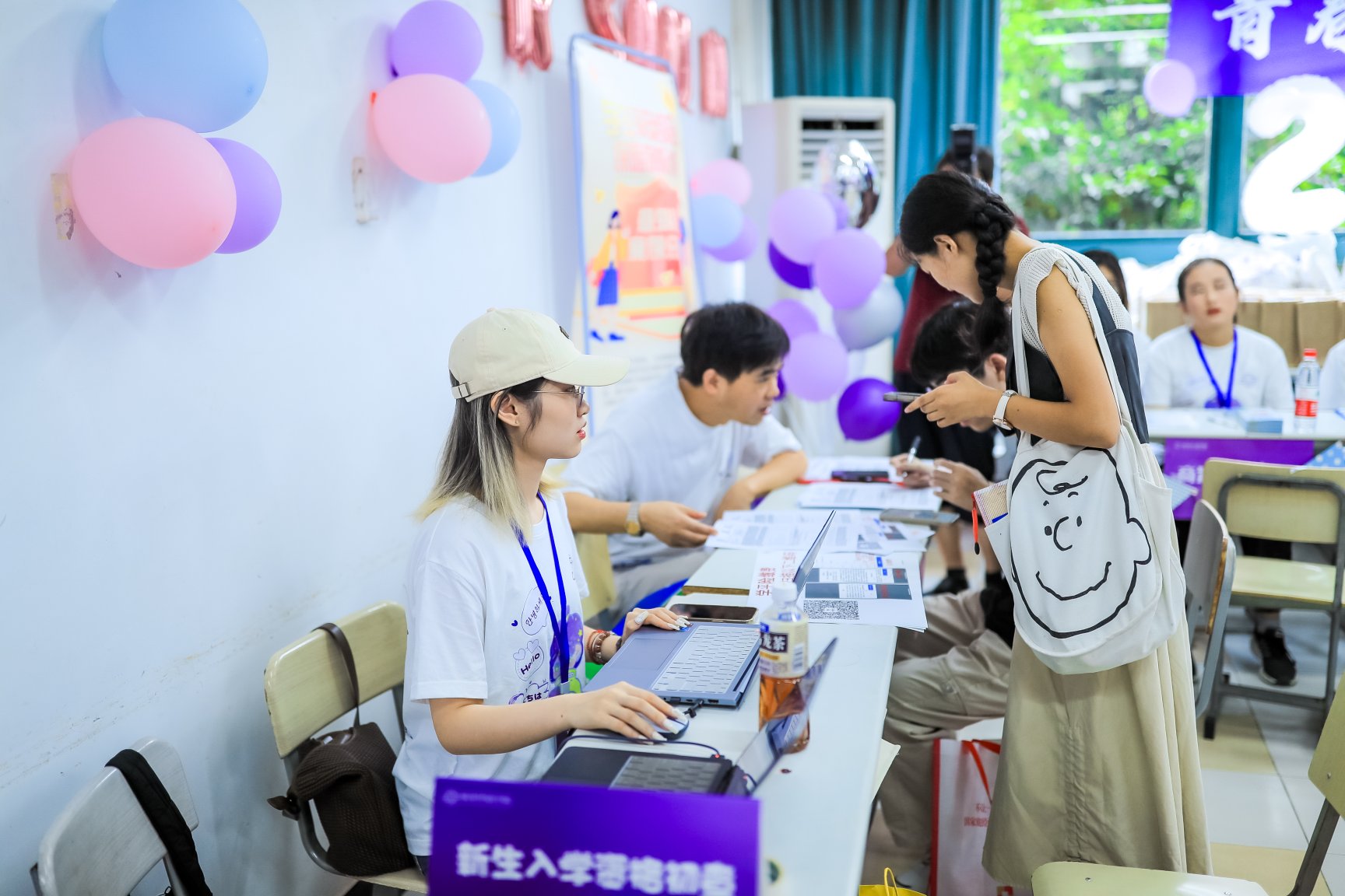 图为新生报到教室现场